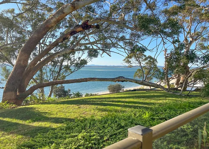 The Poplars, 1,36 Magnus St - Delightful Unit With Panoramic Water Views, Pool, Linen, Aircon & Wifi